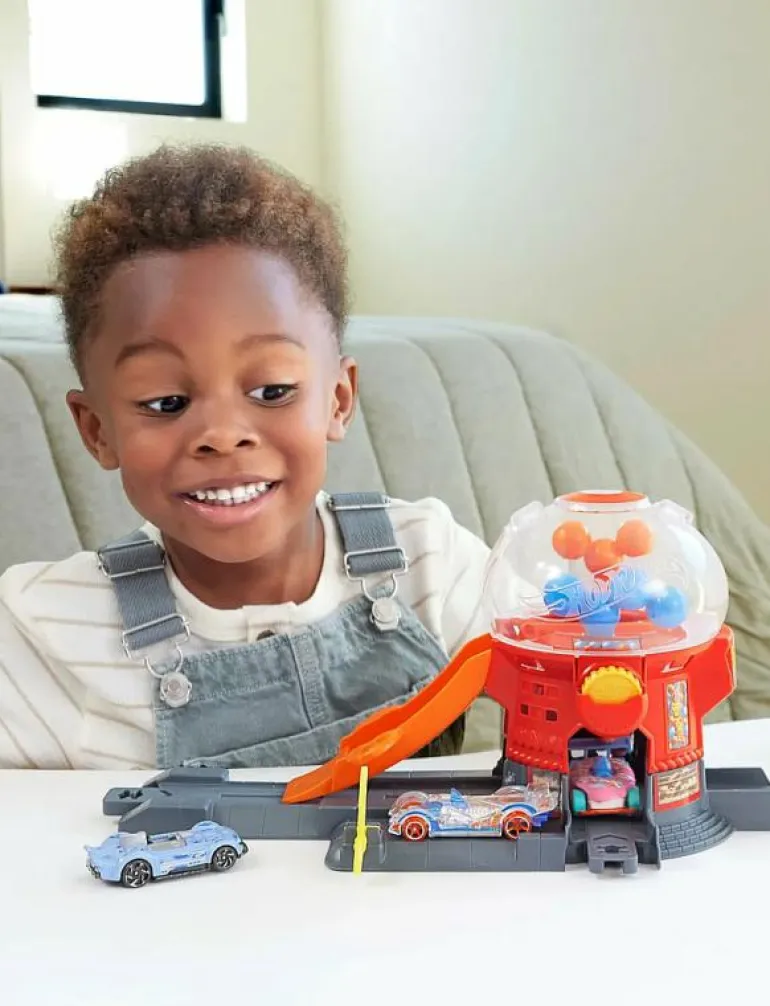 City Downtown Candy Shop Playset & 1:64 Scale Die-Cast Toy Car, Speed Snap Track - Kulbana
