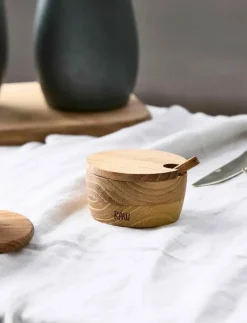 RAW Teak salt jar with lid + spoon Salt jar: dia.8.2xh4cm, lid: dia.8.2xh1cm, spoon: L8.7cm - Förvaringsburkar