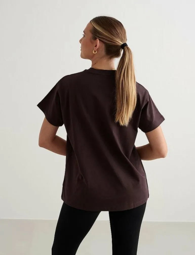 Serif Boyfriend T-shirt - T-Shirts