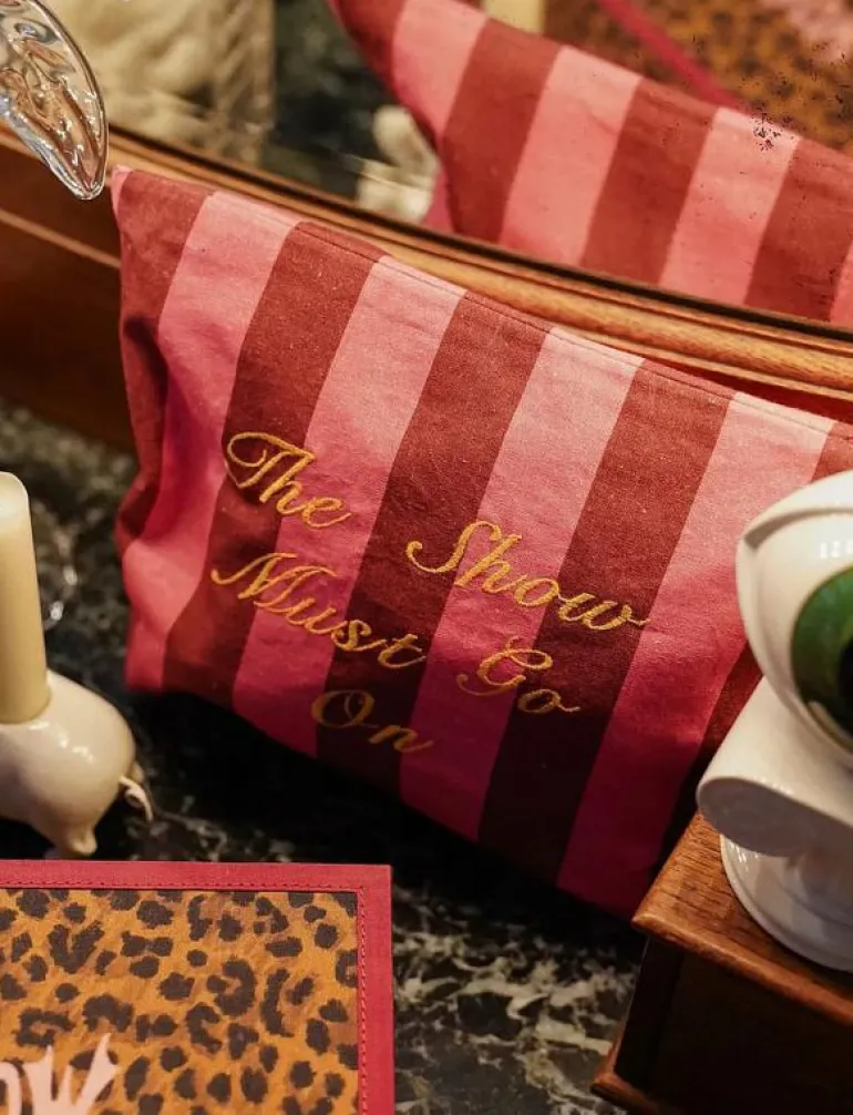 The Show Must Go On Make-Up Bag - Necessärer